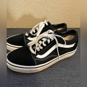 Women’s classsic old skool black/white shoe. Womens size 7